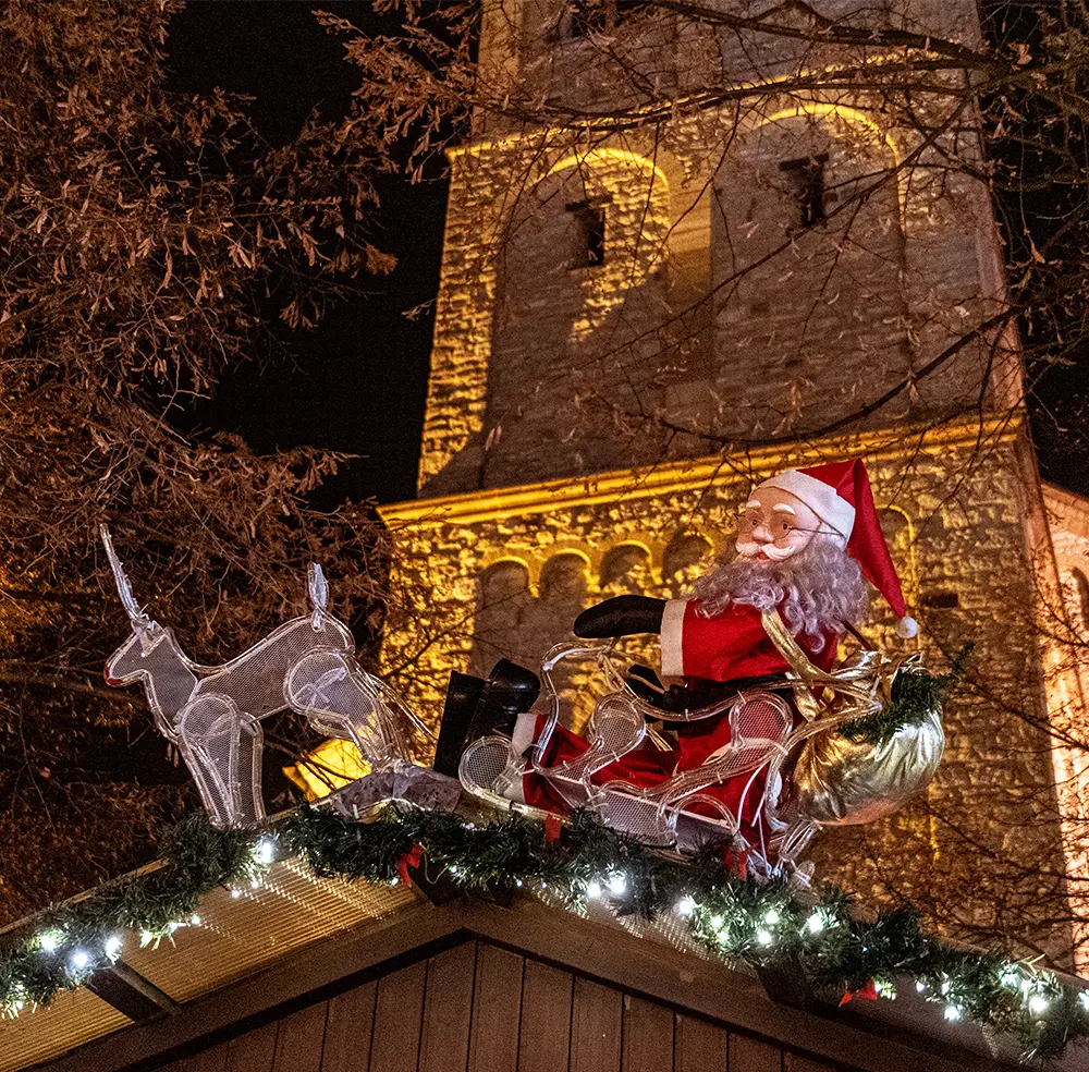Weihnachtsmarkt Bergisch Gladbach: Schlitten-Deko und St. Laurentius